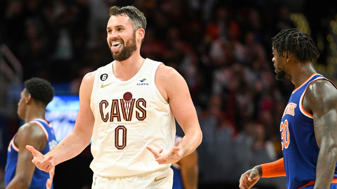 Kevin Love of Cleveland Cavaliers in control with LeBron James, Kyrie  Irving watching - ESPN