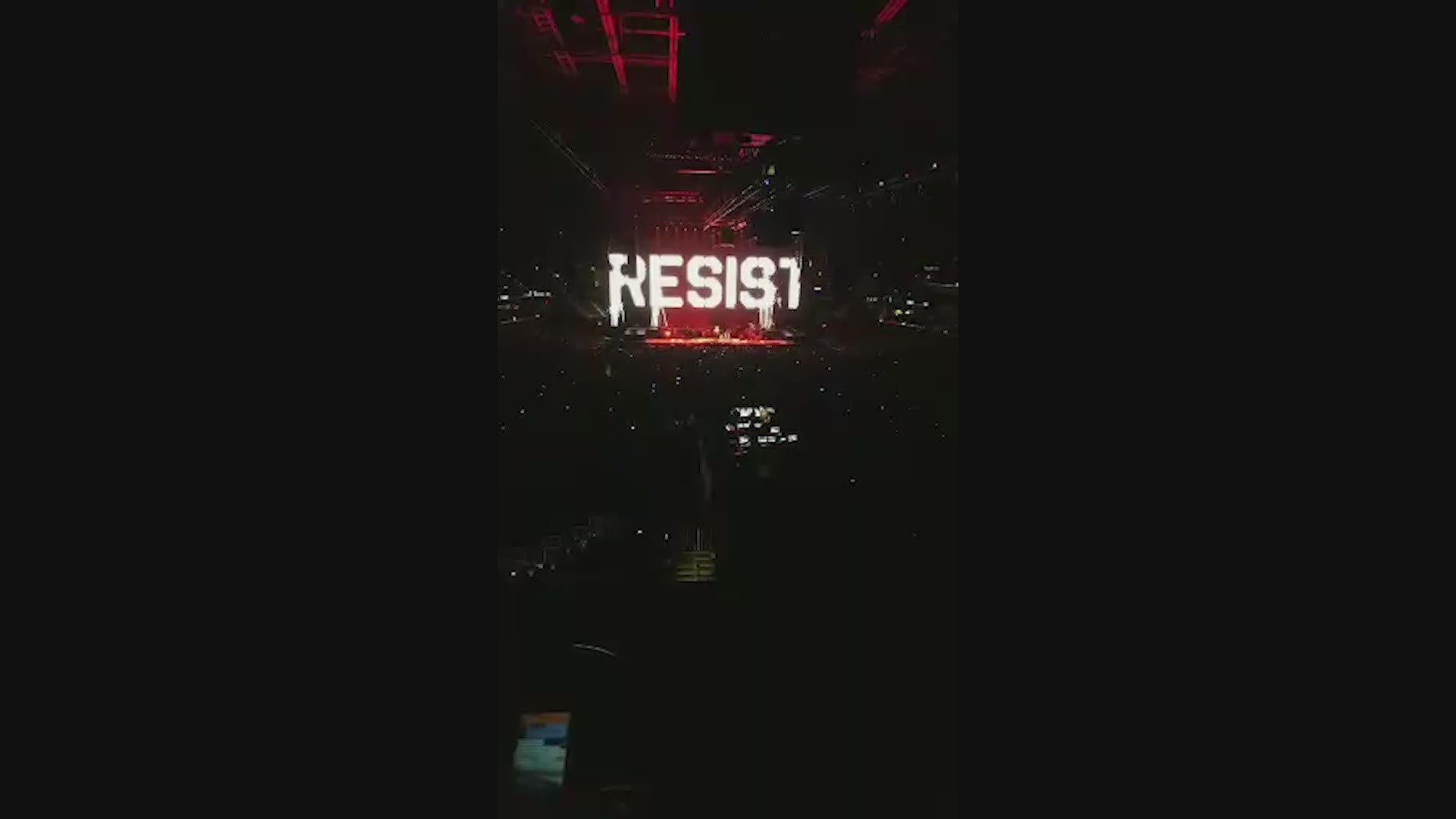 Roger Waters calls out WKYC during concert