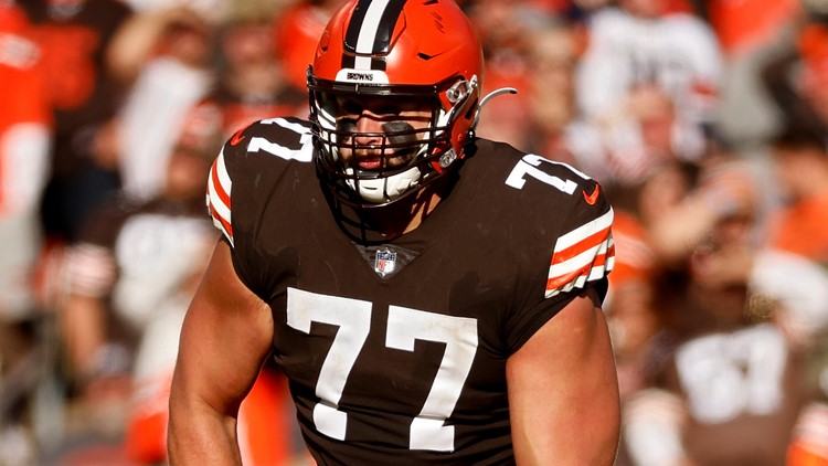 Browns guard Wyatt Teller in walking boot after leaving game vs. Patriots