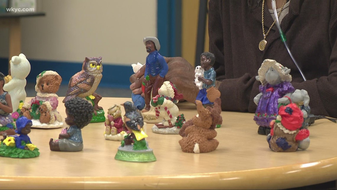 Artist brings African-American figurines to Dickens students - Vimarsana News
