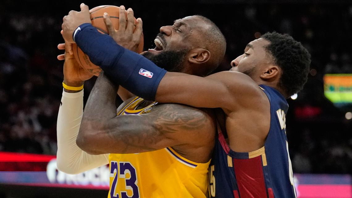 Cavaliers spoil LeBron James' return, riding big 3rd quarter to 129-99 ...