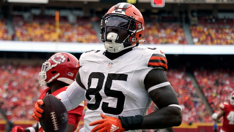 Browns elevate TE Zaire Mitchell-Paden and QB P.J. Walker to active roster,  add TE David Njoku to injury report