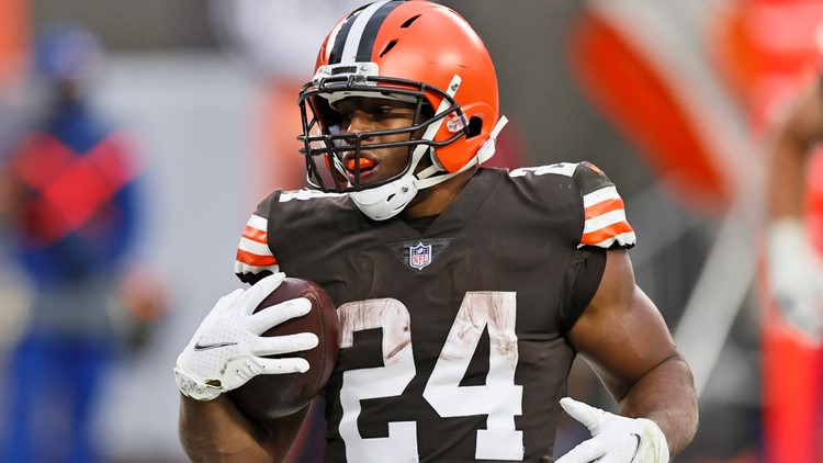 Cleveland Browns HC Kevin Stefanski delivered game ball from Titans win to  Nick Chubb