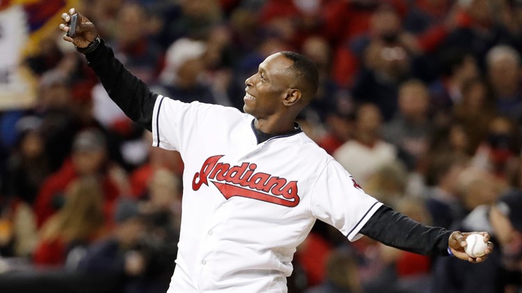 Kenny Lofton presents $15,000 gift to Cleveland schools