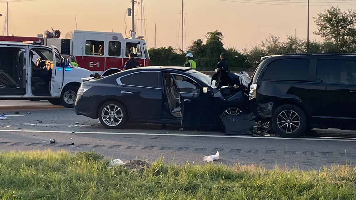 Cleveland Police: 1 dead in four-car crash on Shoreway