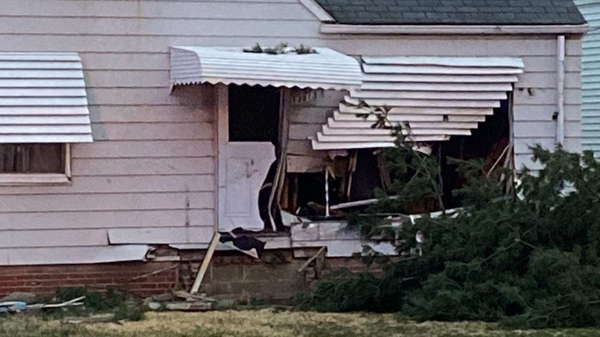 Crash closes portion of Granger Road in Garfield Heights