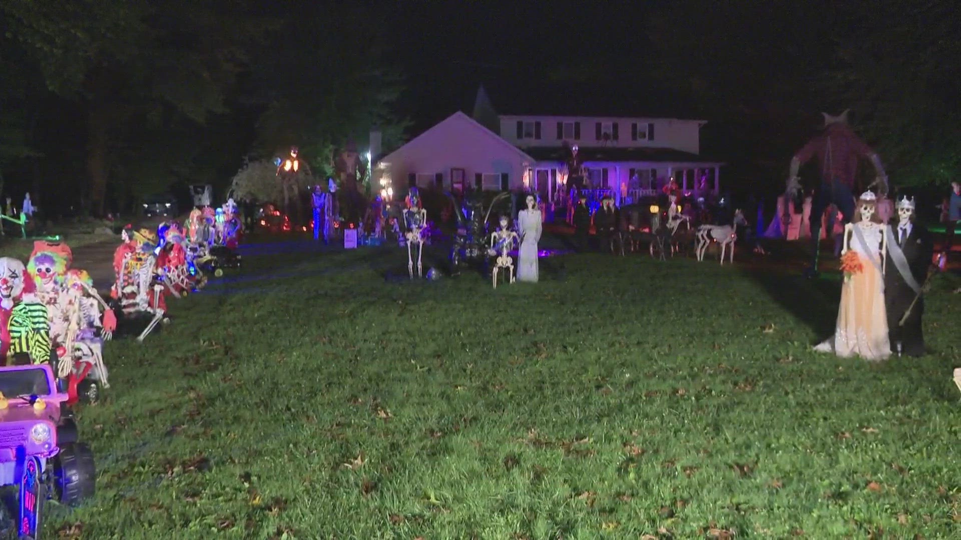 Check out these awesome Halloween decorations in Elyria.