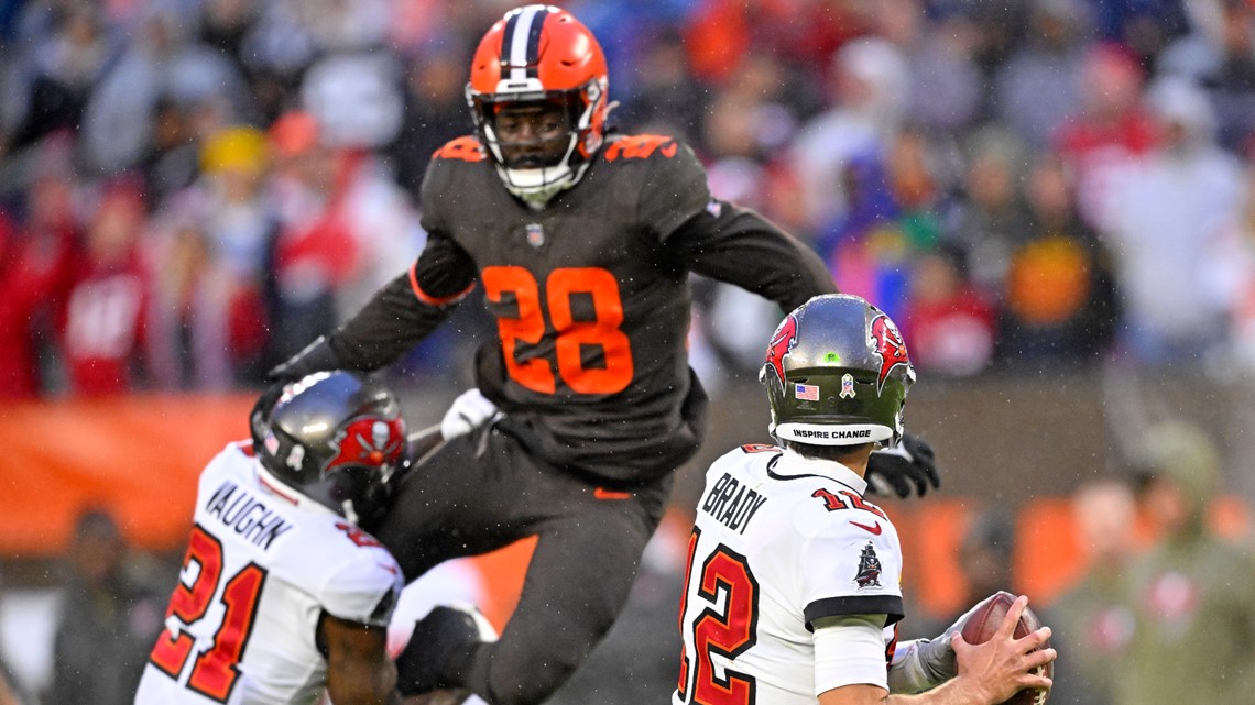 Browns' Owusu-Koramoah out of hospital, has throat bruise