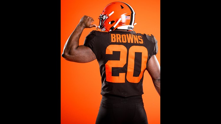 Nick Chubb shows off new Browns jersey with TikTok dance