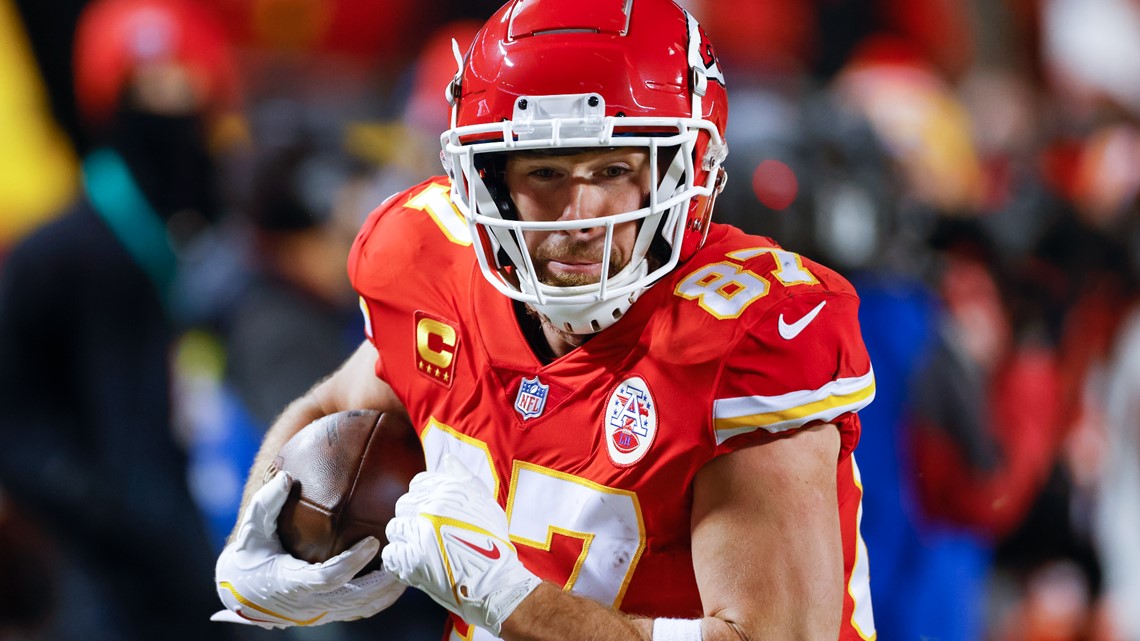 Travis Kelce surprised by mom in postgame press conference