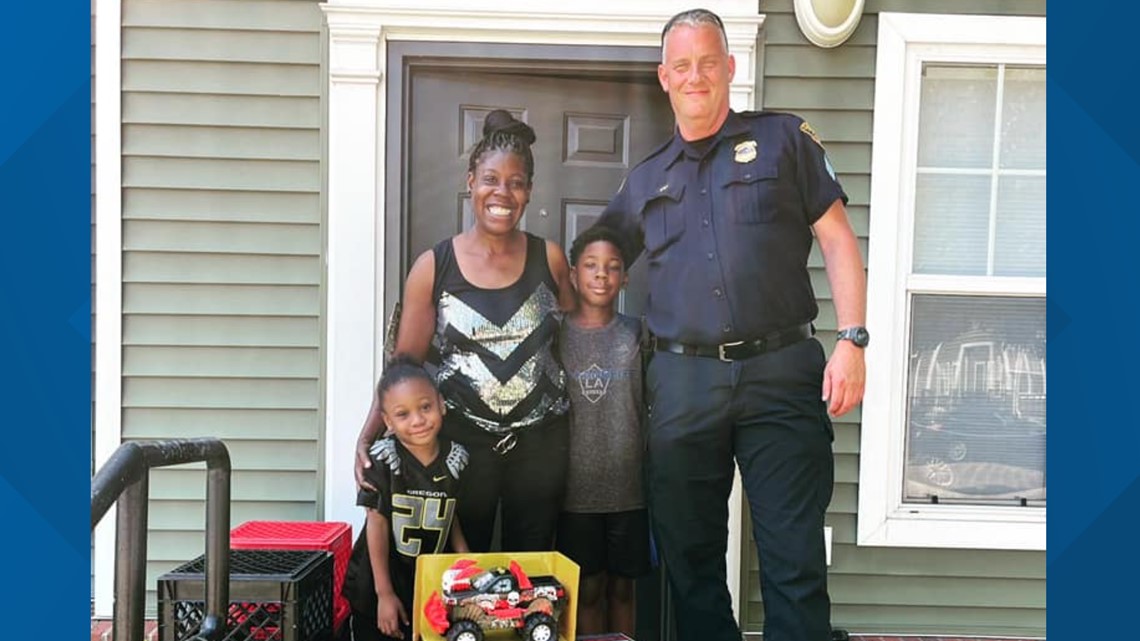Woman helps save Cleveland police officer's life with EpiPen - Vimarsana News