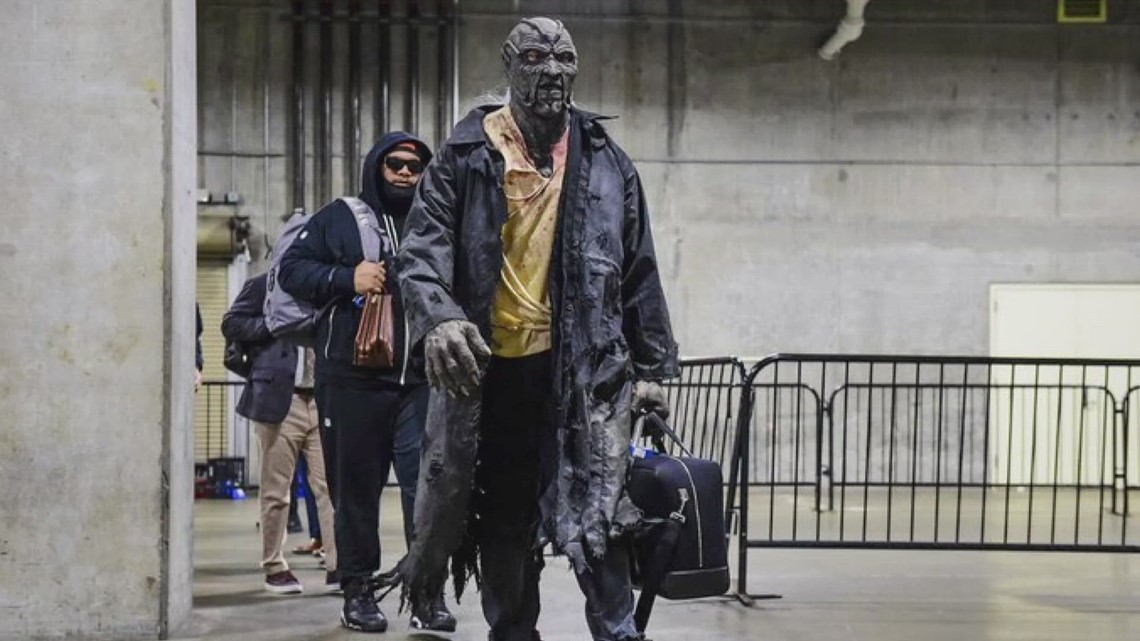 Myles Garrett creates 'Jeepers Creepers' Halloween display at home