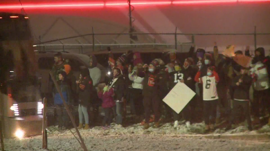 Cleveland Fans Welcome Back Browns After Playoff Win