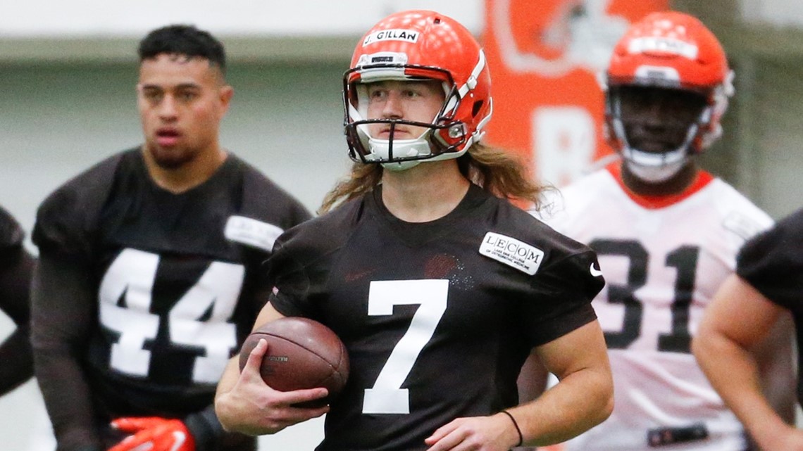 Cleveland Browns punter Jamie Gillan warms up before an NFL football game  against the Tennessee Titans, Sunday, Sept. 8, 2019, in Cleveland. (AP  Photo/David Richard Stock Photo - Alamy