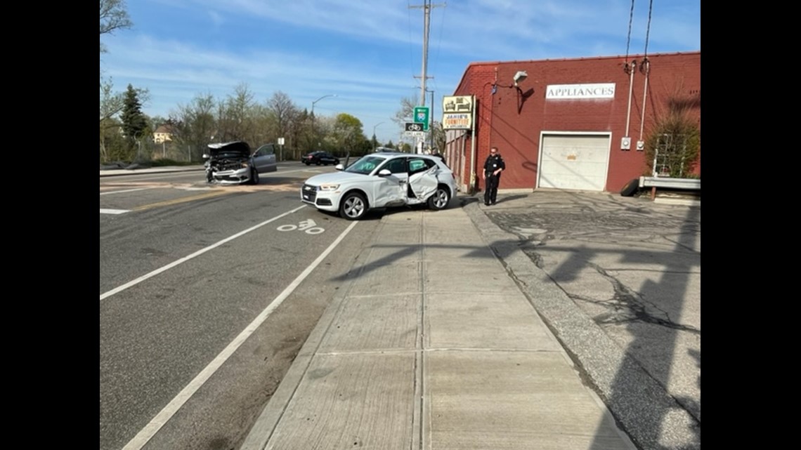 4 car crash in Cleveland leaves male in critical condition