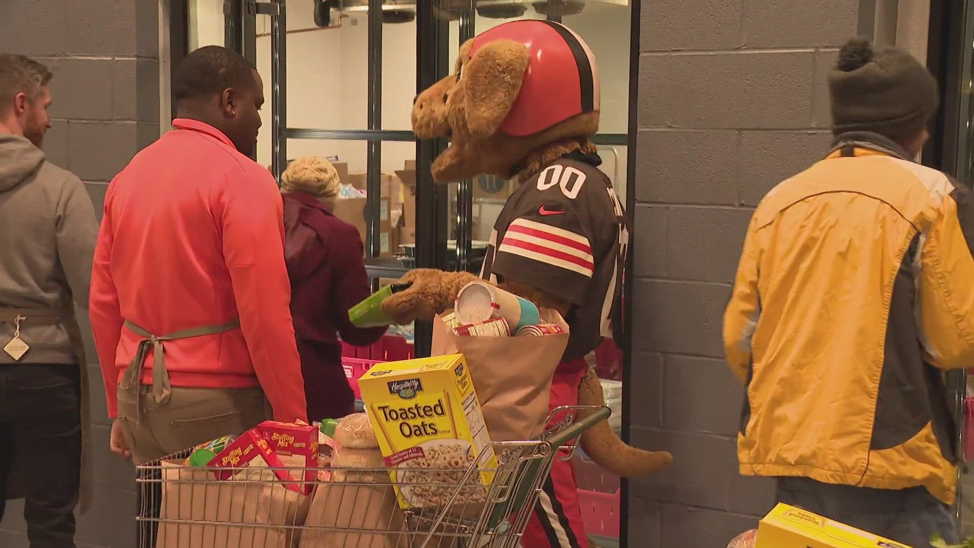 Several past and present Cleveland Browns players volunteered their time Monday at the Greater Cleveland Food Bank.