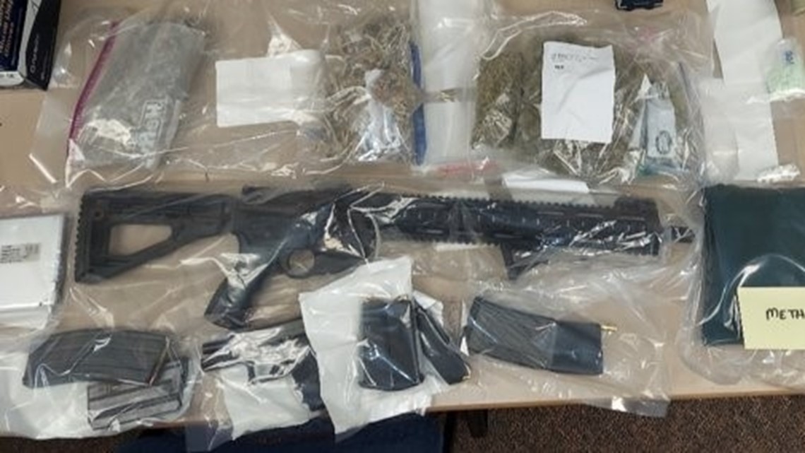 Police in Akron seize guns, drugs during traffic stop | wkyc.com