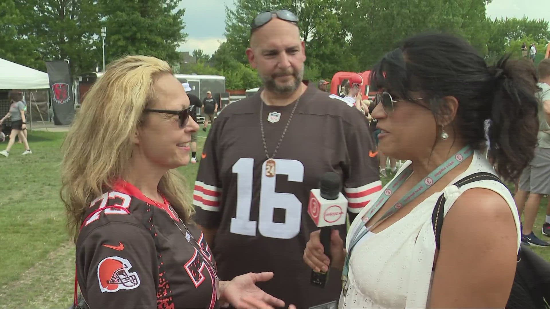 Cleveland Browns fan proposes at training camp