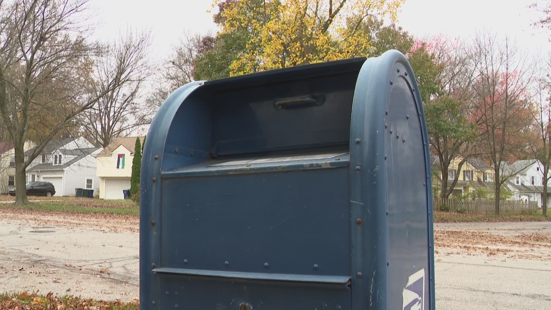 Police told 3News that the 35-year-old postal carrier was robbed of his postal key.