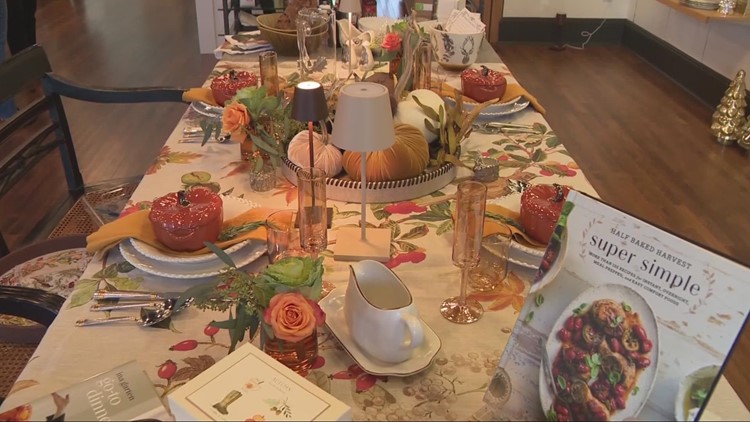 Check out these Thanksgiving dinner table decorating ideas