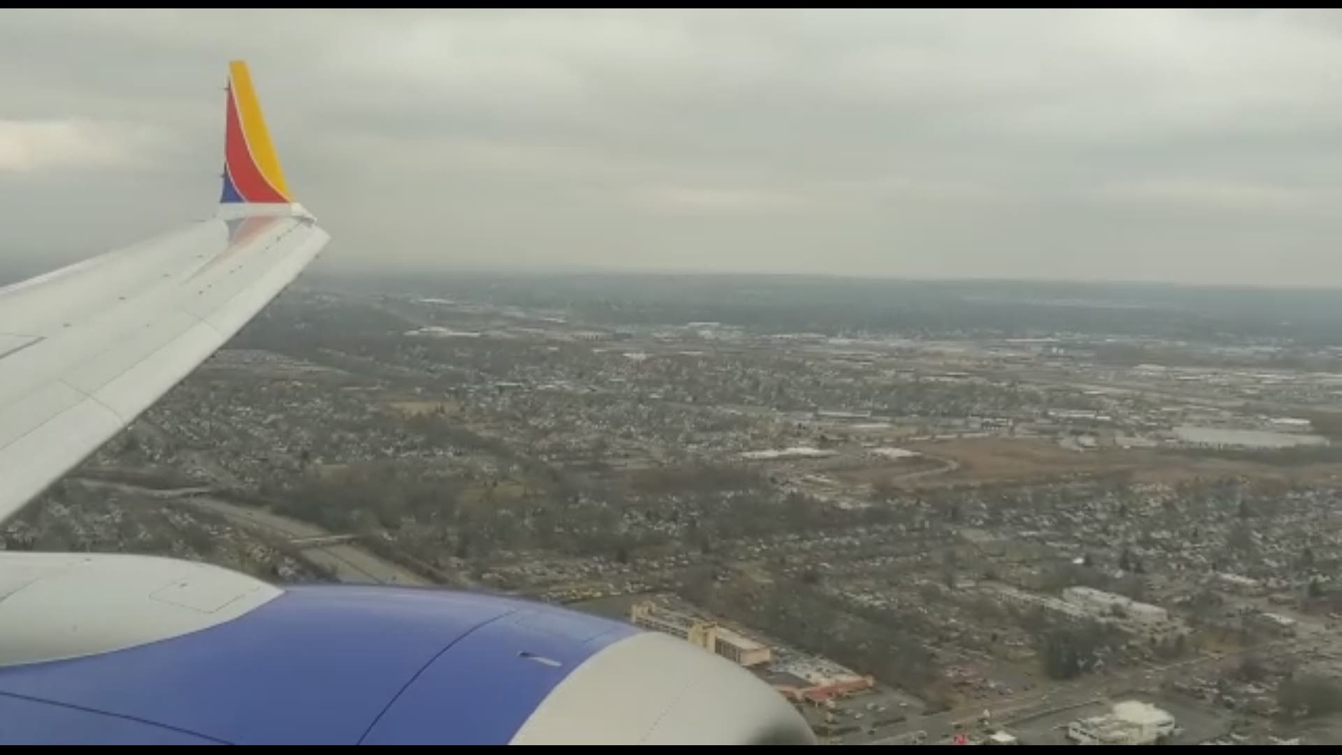 Betsy Kling shares video she took of her flight's landing in Cleveland amid windy weather.