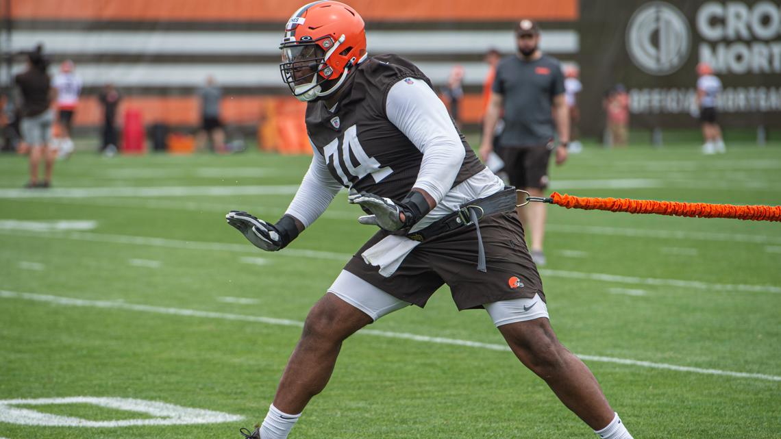 At 6′4″ and 260, Big Dawg Willie plays important position for the Cleveland  Browns