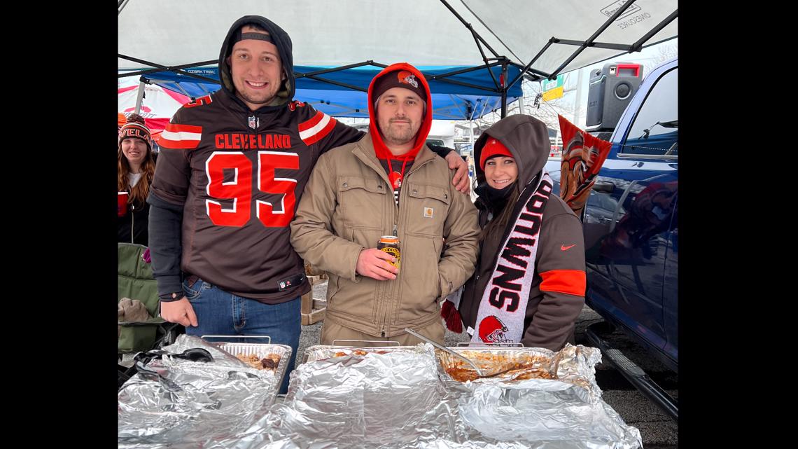 PHOTOS: Cleveland Browns fans brave bad weather for Muni Lot party