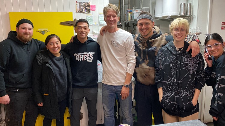 Cleveland Guardians’ Steven Kwan scoops ice cream at Mason’s Creamery