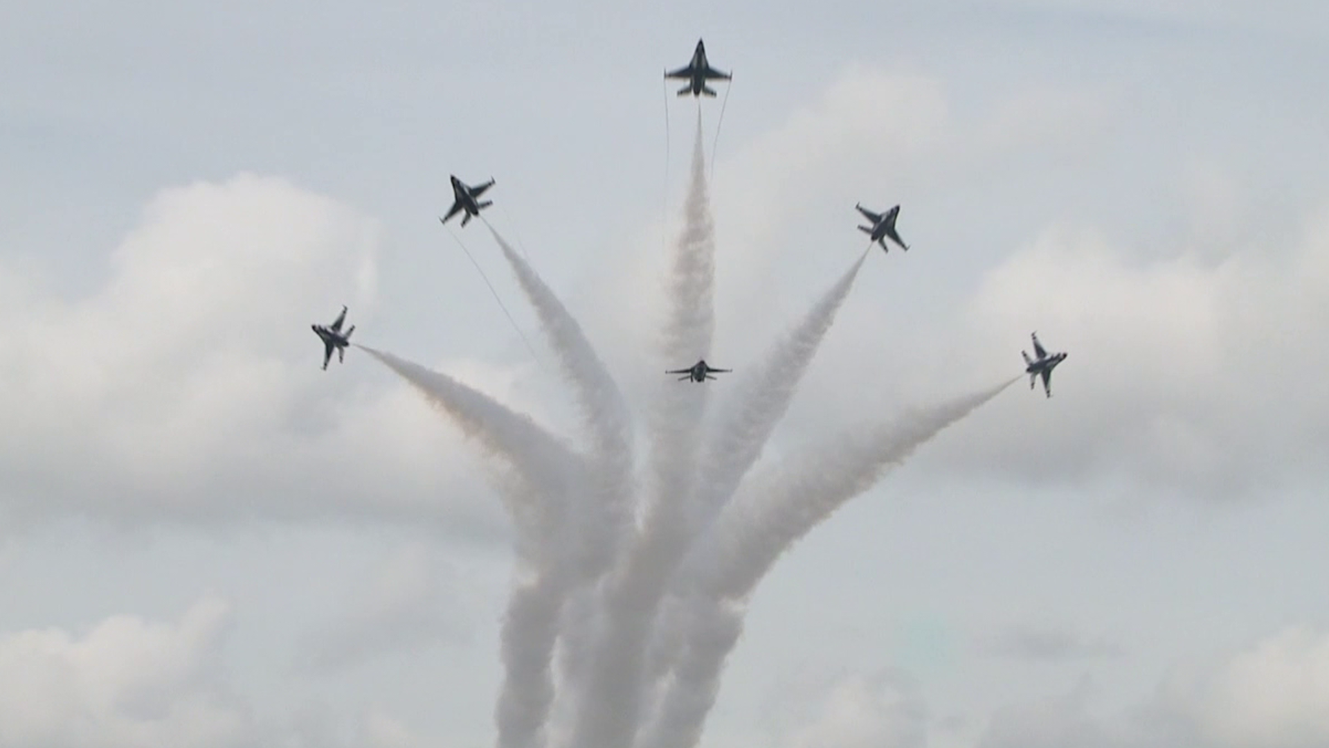 The Thunderbirds paid an aerial tribute to honor Pilot Andy Travnicek.