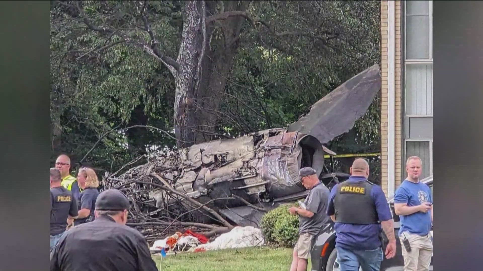 "It's a miracle": The MiG-23 aircraft crashed into an abandoned golf course and settled right next to an occupied apartment building. No one was seriously injured.