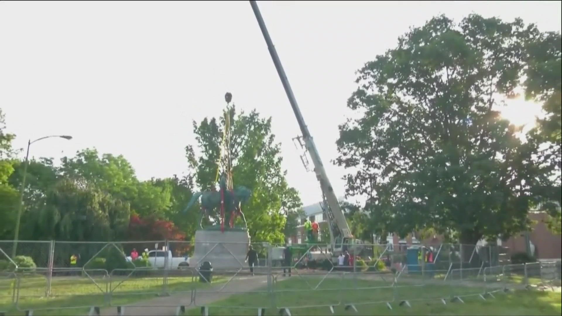 Robert E. Lee statue comes down. It's a Confederate monument that helped spark a violent white supremacist rally in Charlottesville, VA.